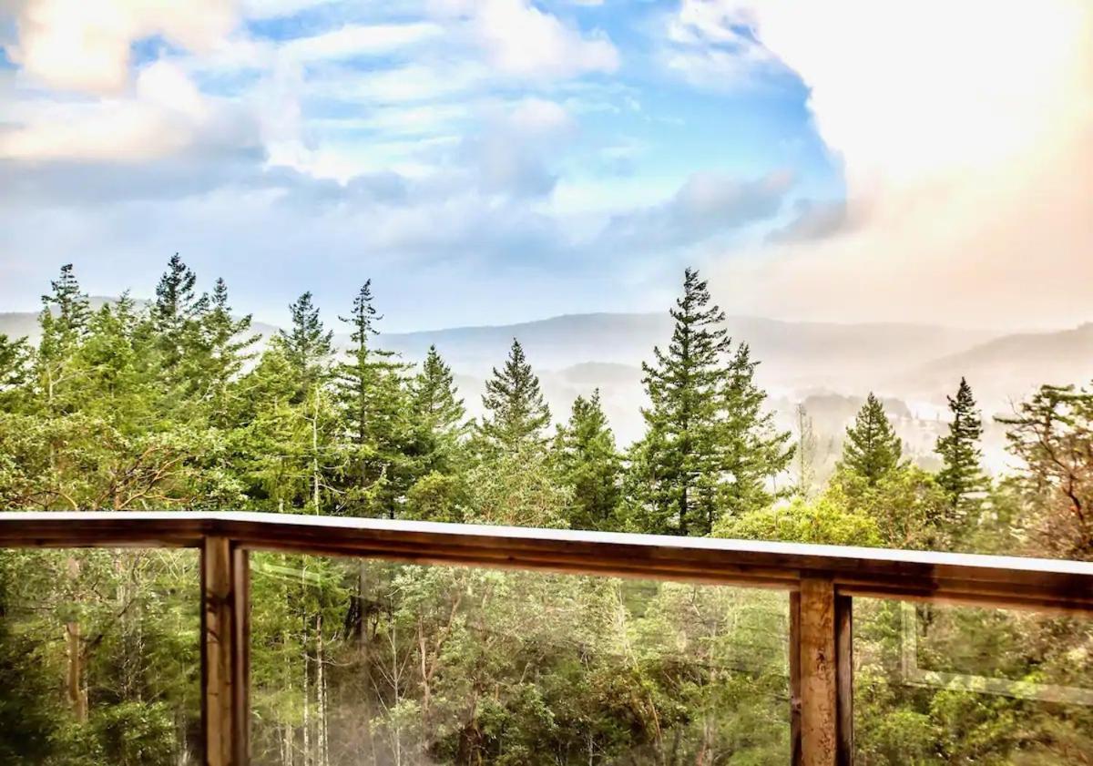 Stunning Home With Amazing Views Near The City فكتوريا المظهر الخارجي الصورة