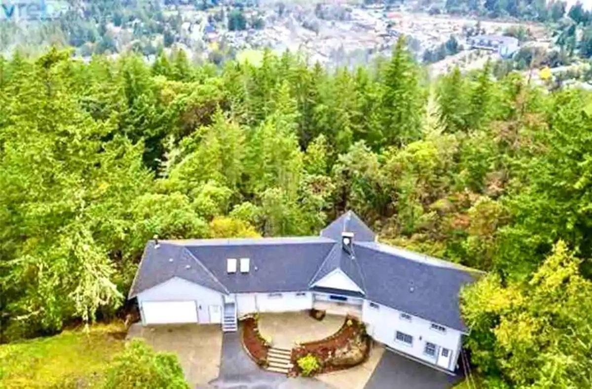 Stunning Home With Amazing Views Near The City فكتوريا المظهر الخارجي الصورة