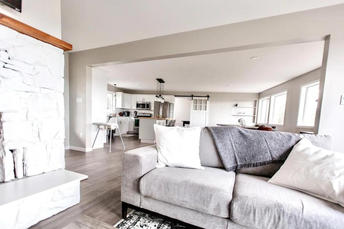Stunning Home With Amazing Views Near The City فكتوريا المظهر الخارجي الصورة
